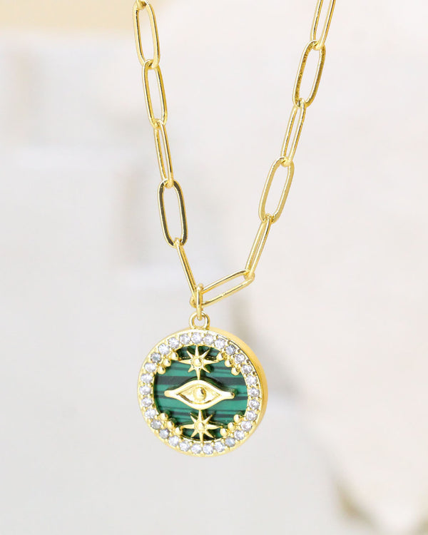 Cadena con dije de ojo y estrellas